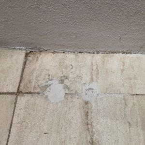 Schades aan vloeren herstellen hier een beschadiging aan Travertin tegels